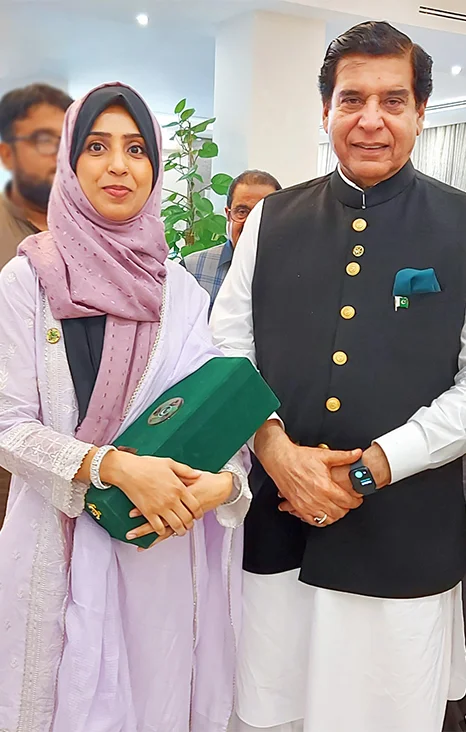 Mrs-Ali-Director-Elite-Matrimony-and-Raha-Perwaiz-Ashraf--Award-Ceremony